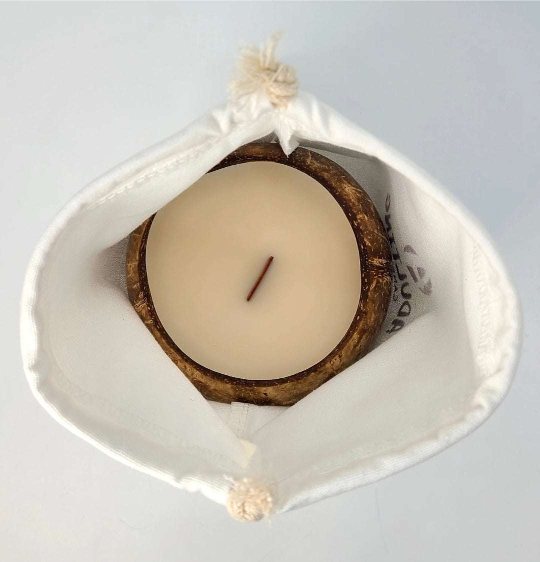 Bougie en coquille de noix de coco naturelle